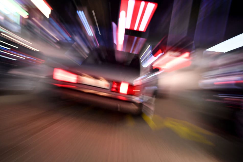 Der Überfallene konnte sich das Kennzeichen des Fahrzeugs merken, mit dem die Räuber flüchteten.