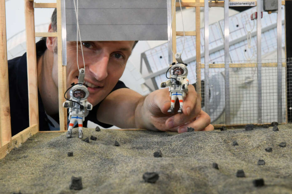 Astronautenfiguren in einem Modell des LunaProjekt