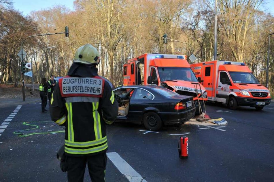 Der Rettungswagen krachte mit einem BMW zusammen.