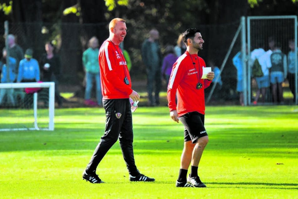 Ein seltenes Bild: Der sonst so konzentrierte Chefcoach Maik Walpurgis (l.) läuft lachend mit seinem Assistenten Ovid Hajou über den Trainingsplatz.
