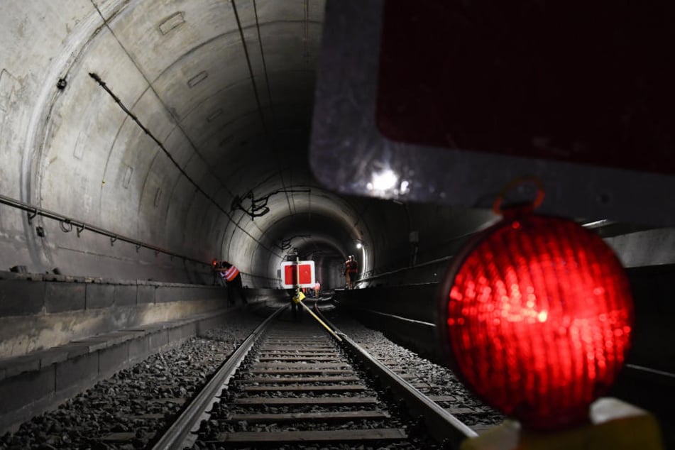 Rotes Signal: Der S-Bahn-Tunnel musste bei Offenbach gesperrt werden.