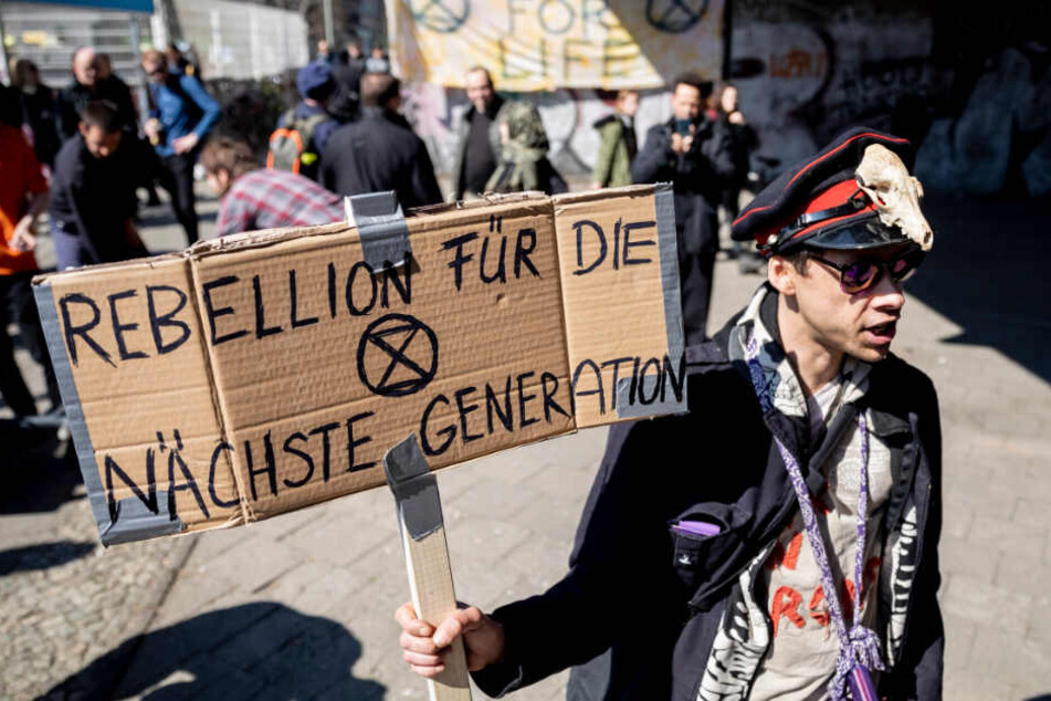 "Rebellion für die nächste Generation" steht bei einer Kundgebung der Bewegung Extinction Rebellion an der Jannowitzbrücke auf dem Plakat eines Teilnehmers.