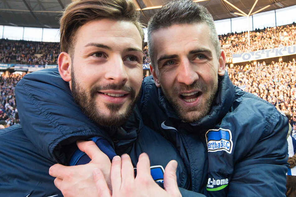 Alle freuen sich für "Platte", auch Mannschaftskollege Vedad Ibisevic.