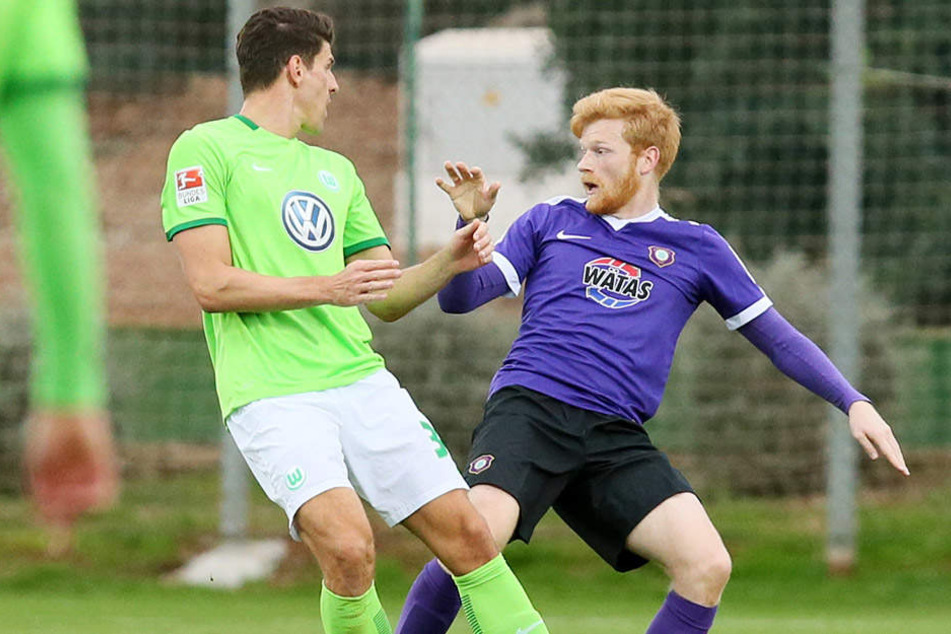 VFL-Star Mario Gomez hatte gegen Fabian Kalig (rechts) keine einzige gelungene Aktion.