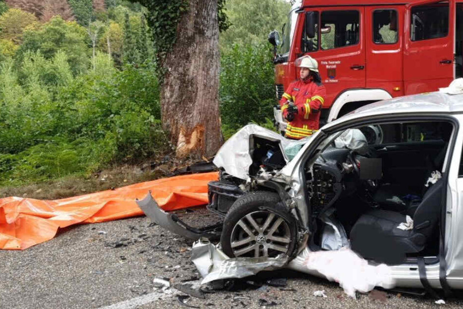 Der VW-Golf-Fahrer rammte gegen den Baum (Bild).