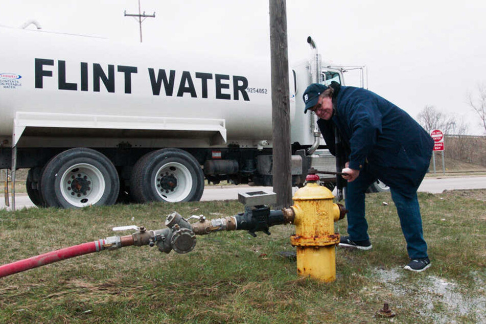 "Oscar"-Preisträger Michael Moore begutachtet das vergiftete Wasser in seiner Heimatstadt Flint, Michigan aus nächster Nähe.