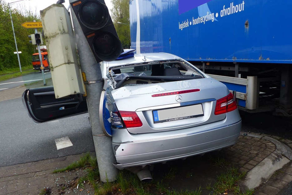 Der Mercedes wurde zwischen Ampel und Lkw eingequetscht.