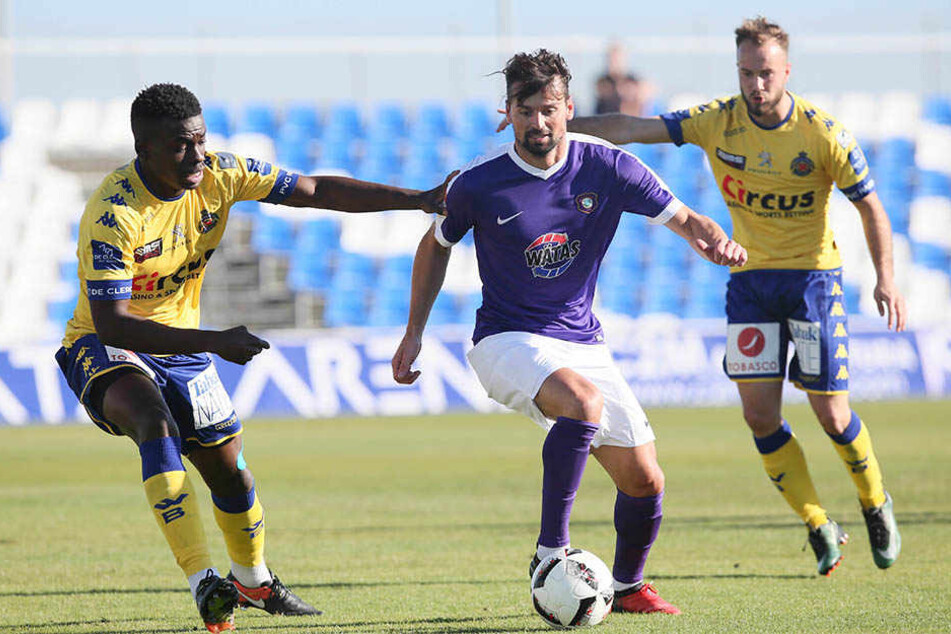 Albert Bunjaku (M.) im Testspiel gegen Beveren.