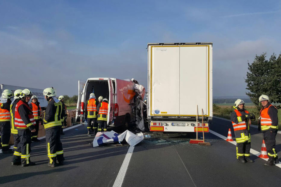 Auf der A4 bei Pulsnitz ist ein Kleintransporter in einen Lkw gekracht.