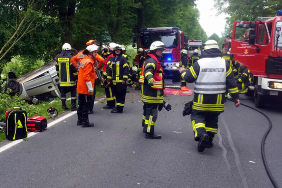 Der 72-Jährige landete mit seinem Auto auf dem Dach. Er wurde eingeklemmt.
