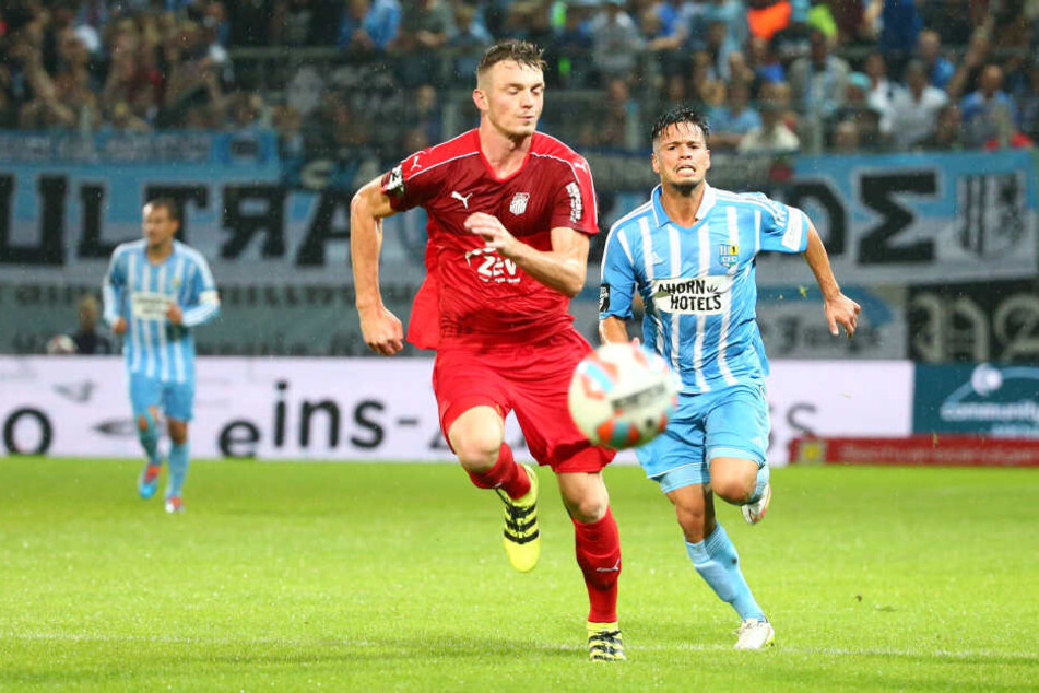 Hoch das Bein, heißer Kampf um jeden Ball und Zentimeter - das ist Derbytime! Hier duellieren sich der Zwickauer Alexander Sorge und Stefano Cincotta (r.).