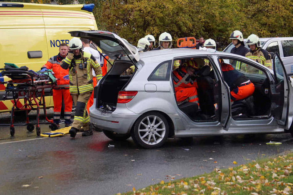 Verkehrsunfall in Bautzen: Der Fahrer eines Mercedes wurde in seinem Wagen eingeklemmt.