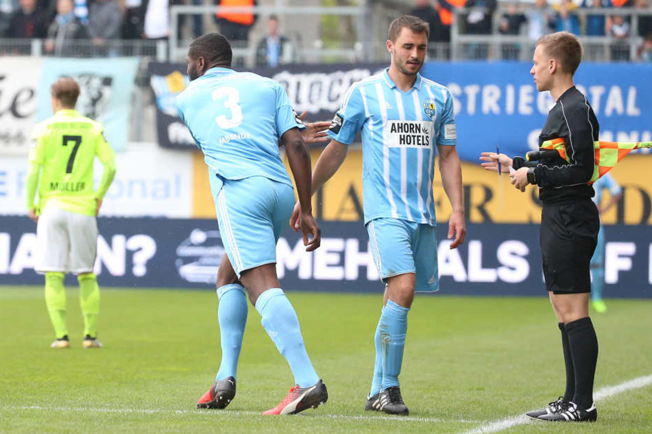 Kevin Conrad (r.) verließ verletzt den Platz, für ihn kam Emmanuel Mbende ins Spiel.