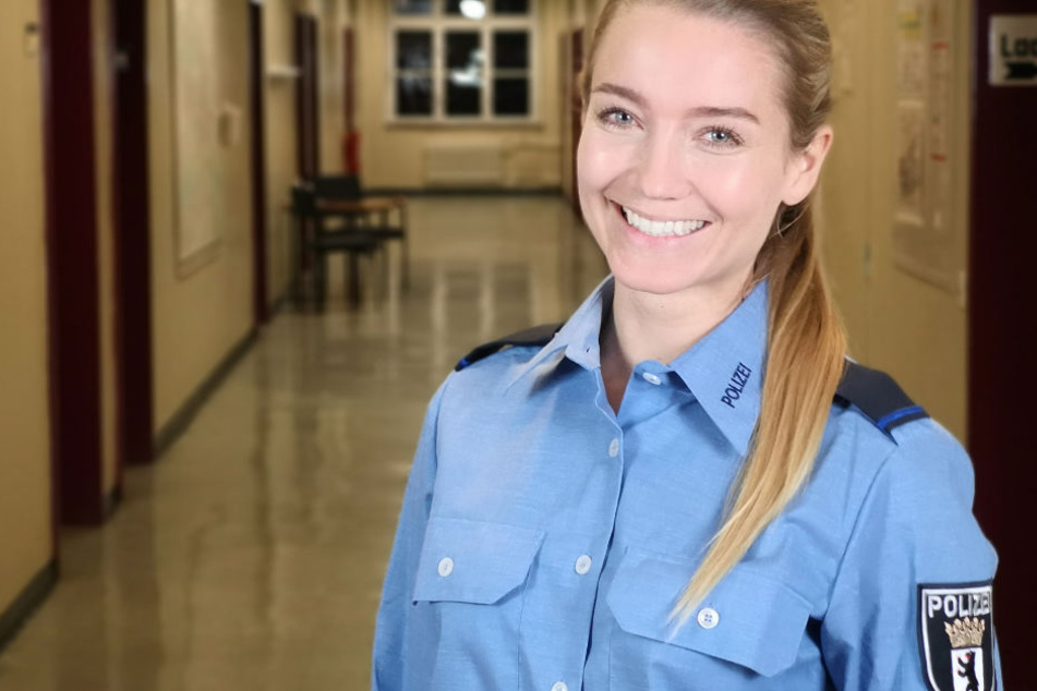Polizeianwärterin Helena stellt sich für ein Foto auf.