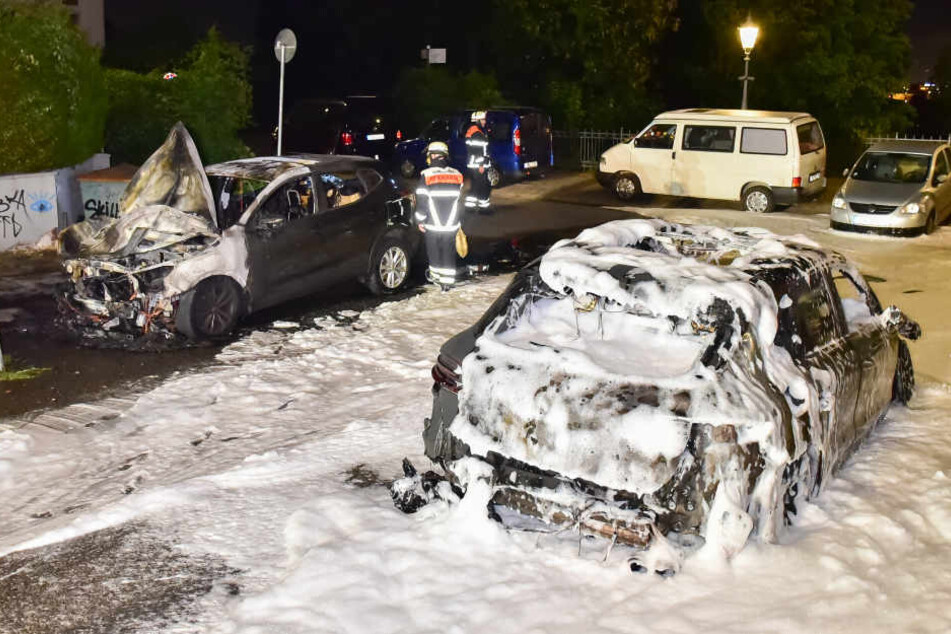 In der Nacht zu Montag musste die Feuerwehr mehrere brennende Autos löschen.
