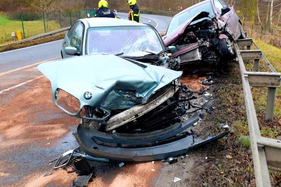Schwerer Unfall in Potsdam: Autos gegen Leitplanke geschleudert!