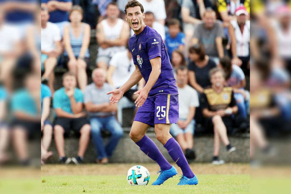 1,85 Meter groß, 79 Kilo schwer - ein Modellathlet. Dominik Wydra kommt mit seiner Präsenz im Auer Spiel gut an.