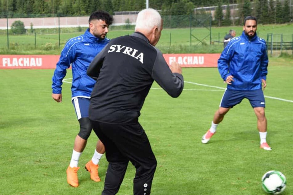 Aias Aosman (l.) im Trainingscamp der syrischen Nationalmannschaft, hier noch unter Coach Bernd Stange (vorn)