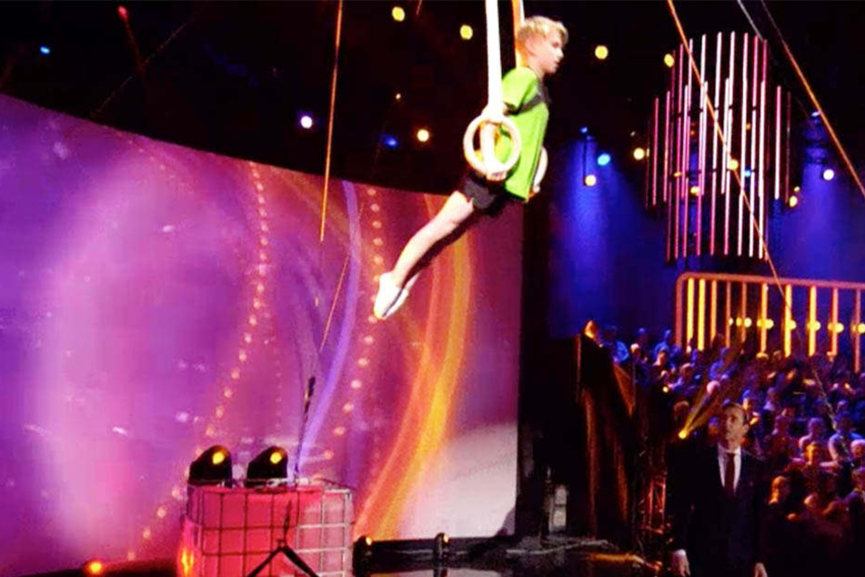 Anton Bulka (12) stützt sich nach oben. Der Sportgymnasiast gewann das Zugstemm-Duell gegen Speerwurf-Olympiasieger Thomas Röhler (26).