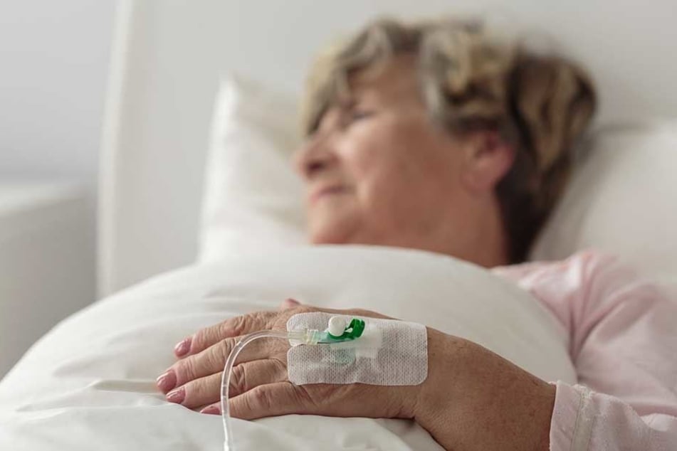 Als er nach seiner toten Frau schauen wollt, schlief sie in ihrem Klinikbett.