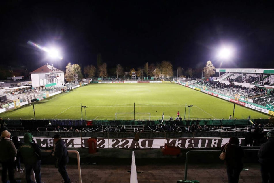 Erstmals seit dem Stadionbau 1920 erstrahlte Chemies Alfred-Kunze-Sportpark im DFB-Pokal gegen Paderborn unter Flutlicht.