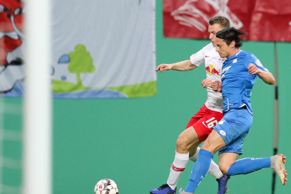 Hoffenheims Nico Schulz (r.) im Zweikampf mit Leipzigs Lukas Klostermann (l.)