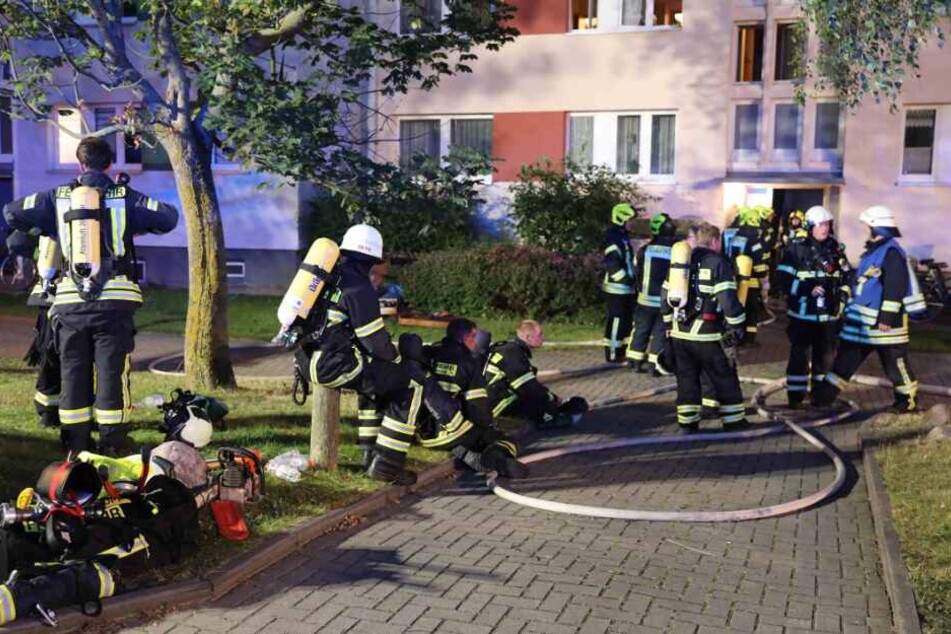 Die Feuerwehrleute mussten das Haus evakuieren.