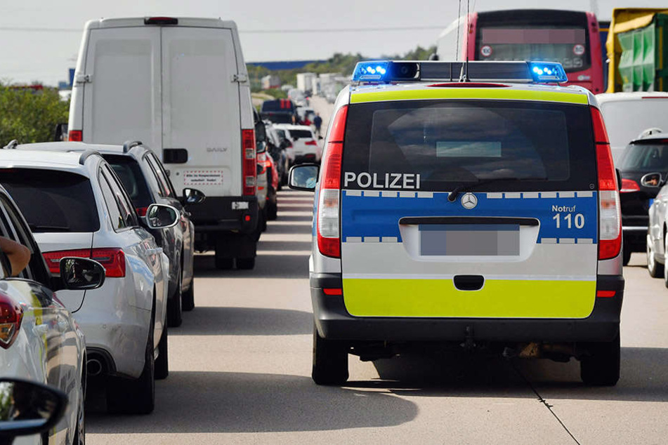 Nachdem er beim Überholen einen neben ihm fahrenden Transporter übersah und einen schweren Unfall verursachte, flüchtete der Lkw-Fahrer. (Symbolbild)