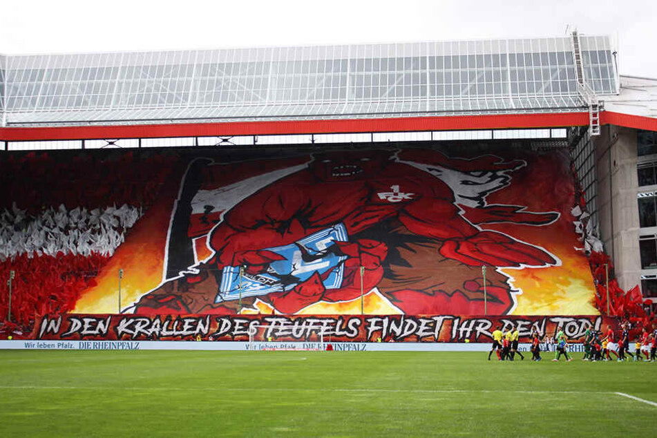 Ein Teil der Choreografie der Fans des 1. FC Kaiserslautern vor dem Derby gegen den SV Waldhof Mannheim.