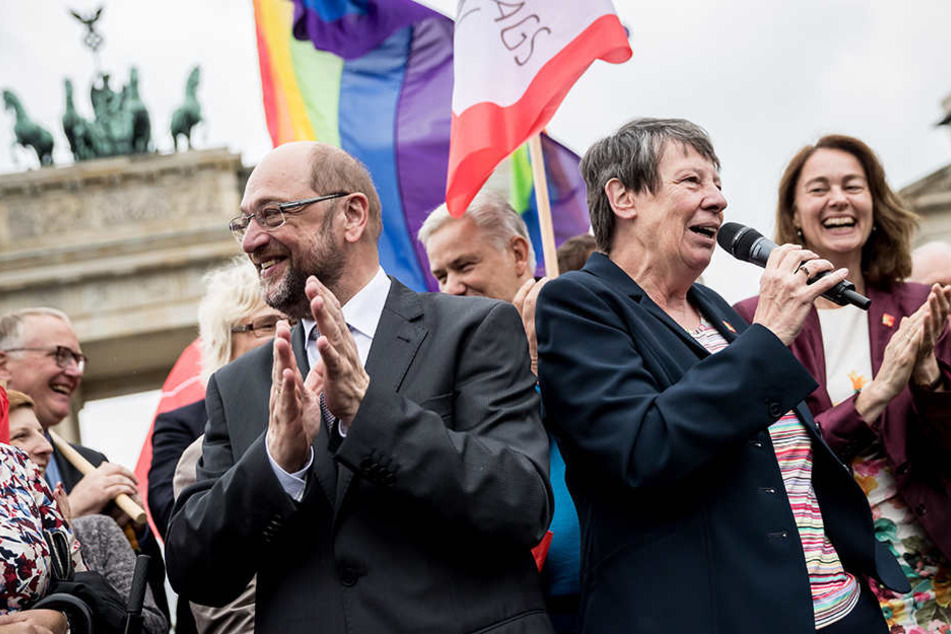 Bundesumweltministerin Barbara Hendricks (SPD) spricht bei einer SPD Veranstaltung vor dem Brandenburger Tor in Berlin neben Kanzlerkandidat Martin Schulz (l) und Bundesfamilienministerin Katarina Barley (re.).