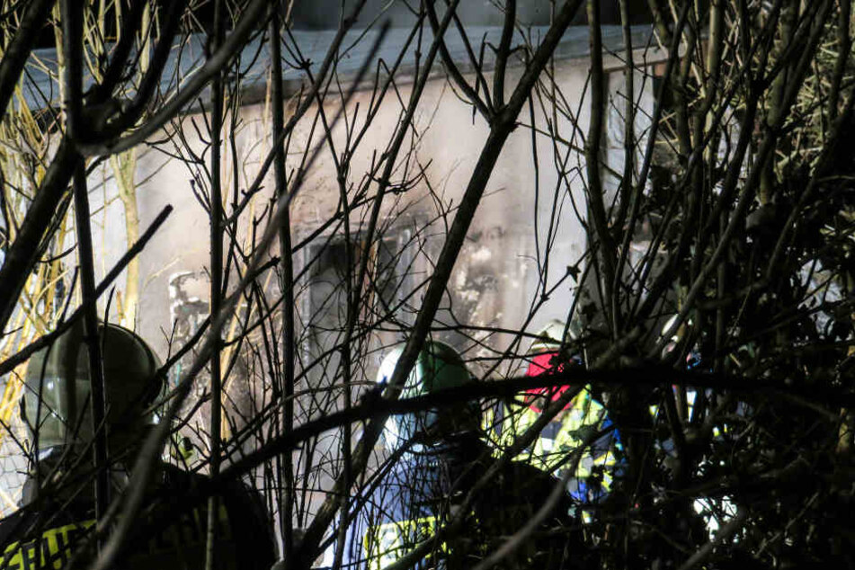 Die Flammen griffen auf die Laube über.