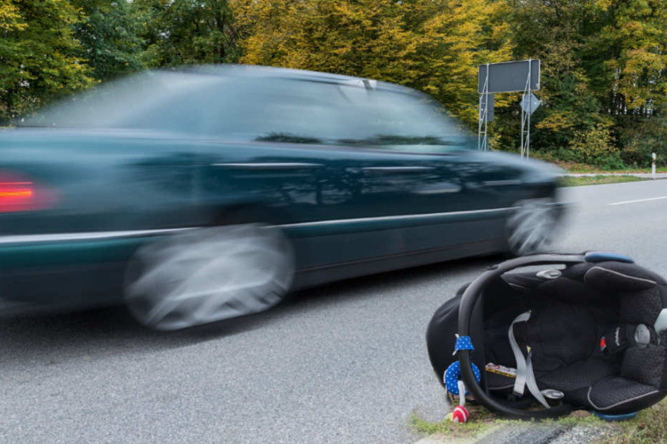 Die Babyschale mit dem Kind wurde durch die Luft geschleudert.
