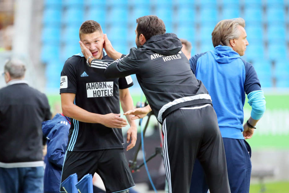 CFC-Co-Trainer Sreto Ristic (M.) versuchte Daniel Frahn zu trösten- gelang offenbar nur bedingt.