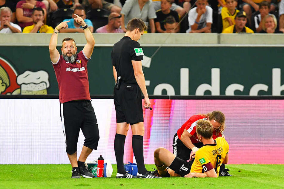 Das Zeichen zur Auswechslung: War bei Marco Hartmann nicht am 1. Spieltag gegen Duisburg der Fall. Der Kapitän hangelte sich von Verletzung zur Verletzung.