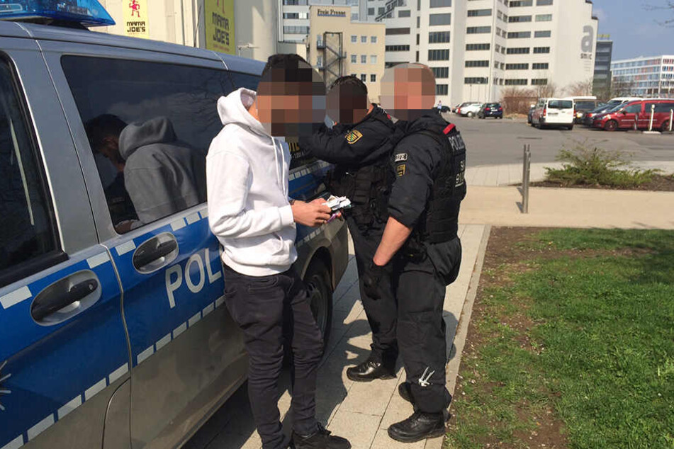 Die Beamten kontrollierten am Johannisplatz mehrere junge Männer.