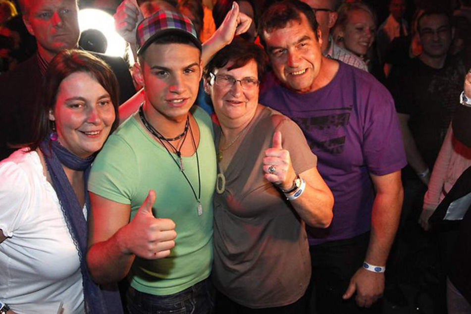 2011 war noch alles gut. Mama (l.), Pietro, Oma und Papa Lombardi zusammen auf der DSDS-Aftershow-Party.