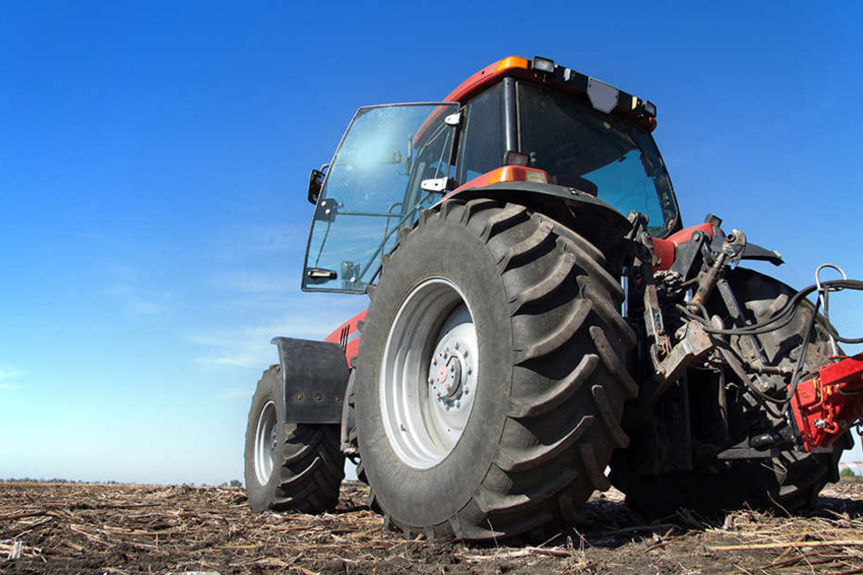 Der Mann wurde unter dem Traktor eingeklemmt und er erlag noch an der Unfallstelle seinen schweren Verletzungen. (Symbolbild)