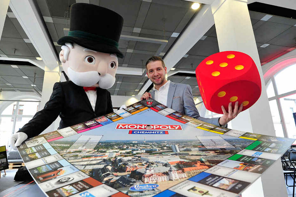 Florian Freitag (31) zeigt mit Mister Monopoly, wie der Spielplan des neuen Chemnitz-Spiels aussieht.