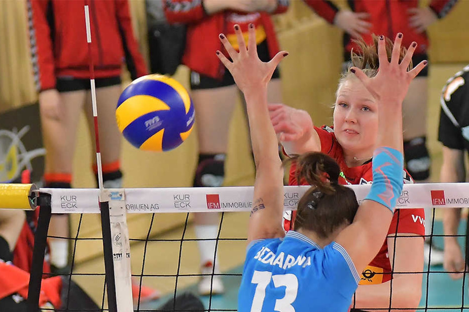 DSC-Chefcoach Alex Waibl beobachtet aufmerksam, wie seine Topscorerin Piia Korhonen gegen Wiesbadens Karolina
Bednarova punktet.