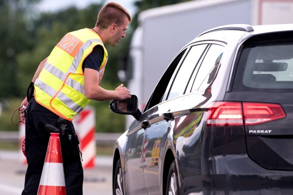 Bei einer Fahrzeugkontrolle stellte die Polizei fest, dass der Beifahrer mit drei Haftbefehlen gesucht wurde. (Symbolbild)