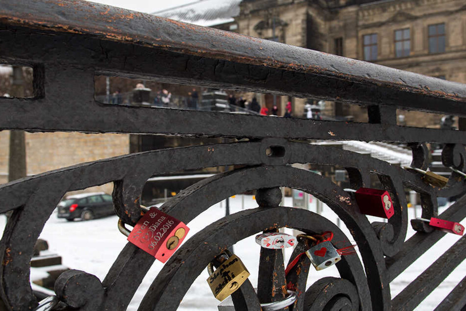 Am historischen Geländer der Augustusbrücke in Dresden hängen auch jede Menge Liebesschlösser.
