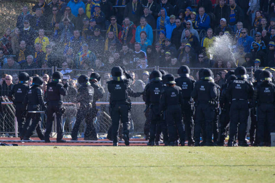 Die Polizisten mussten beim Sachsenpokal-Halbfinale mit Pfefferspray gegen die aggressiven Fußballfans vorgehen.