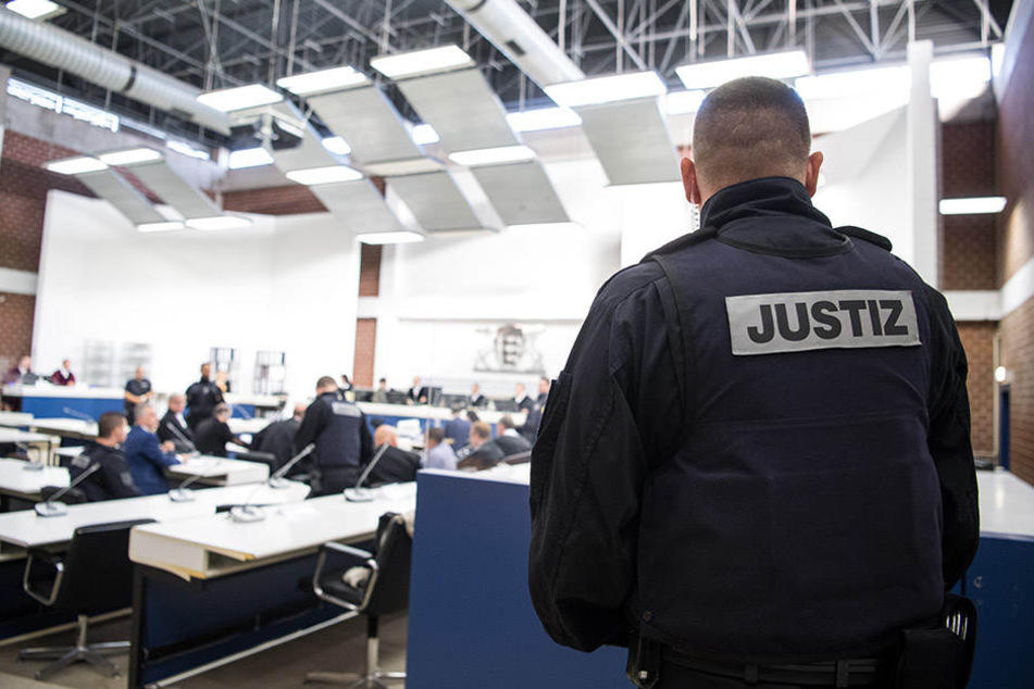 Ein Justizbeamter überwacht den Terrorprozess gegen vier verdächtige Syrer.
