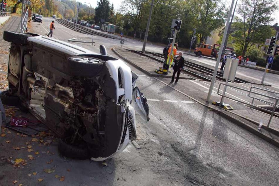 Gleich zwei Ampelmasten hat dieser Fahrer mit seinem Skoda erwischt.