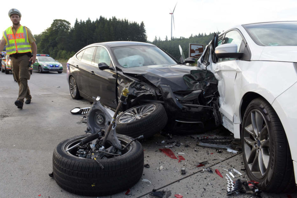 Nach einem Auffahrunfall sind auf der A8 in Bayern viele weitere Autos ineinandergekracht.