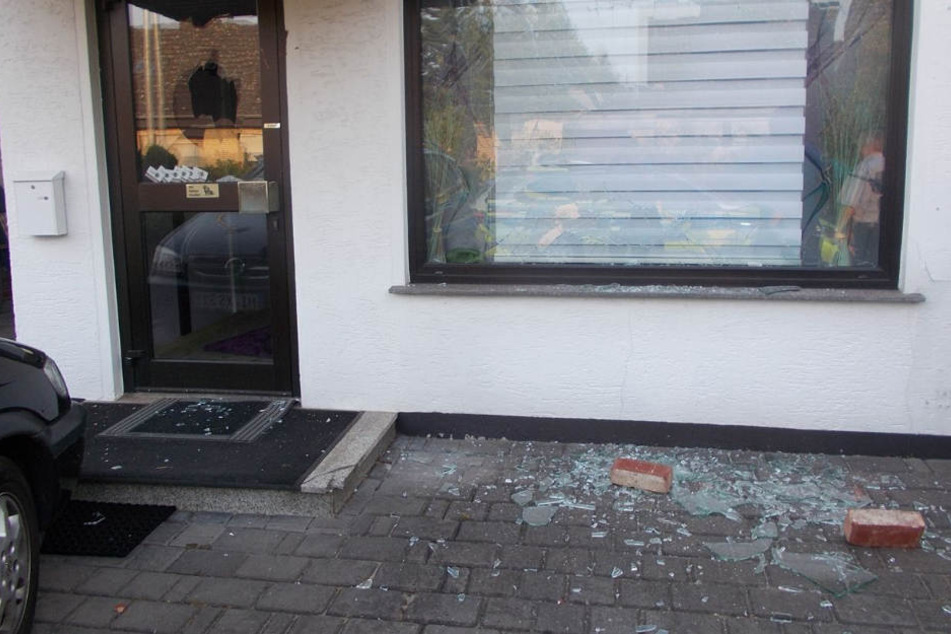 Mit Backsteinen wurden die Fensterscheiben des Friseursalons zertrümmert.