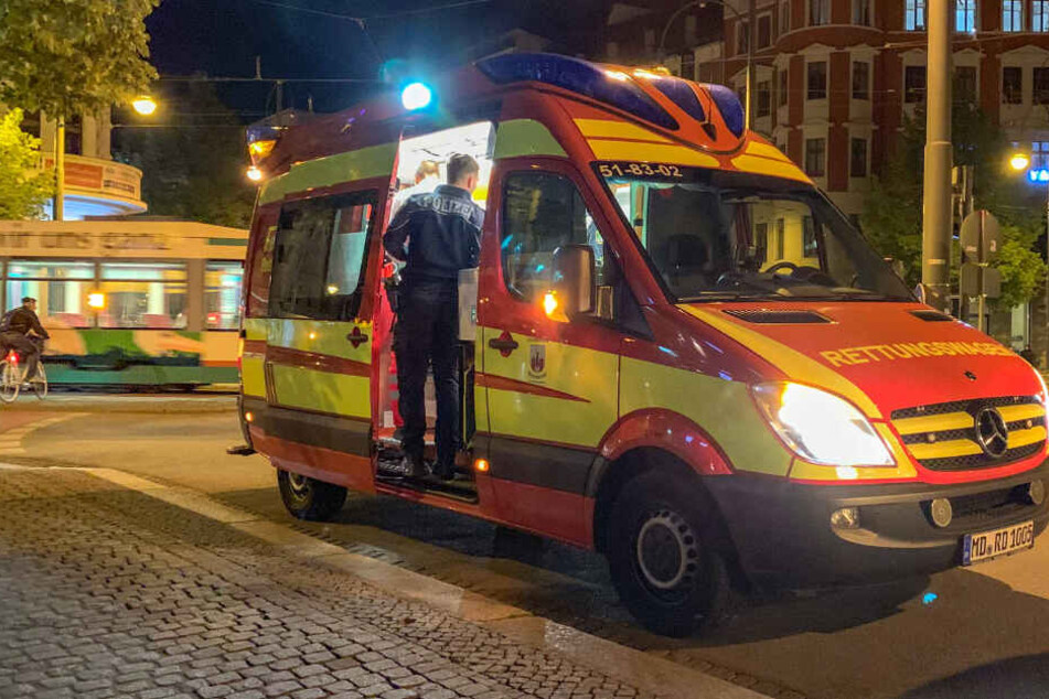 In Magdeburg soll ein 27-Jähriger mehrere Menschen mit Bierflaschen attackiert und zwei von ihnen verletzt haben.