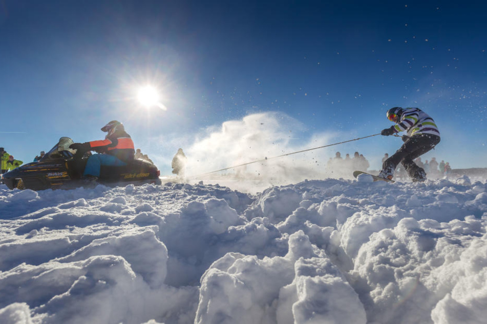 Beim Skikjöring in Geyer gingen am Samstag 98 Paare an den Start. Rekord! Viele
kamen mit Motorrädern und Motorschlitten.