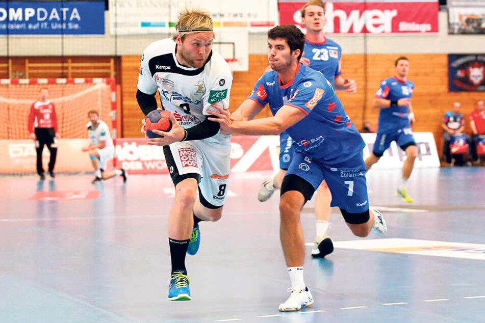 Rene Boese (l.) behauptet den Ball gegen Jannik Hausmann.Mit sechs Würfen erzielte der Dresdner drei Tore in Balingen.