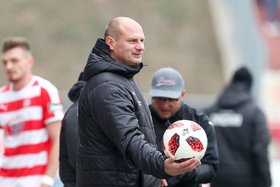 FSV-Sportdirektor David Wagner mit dem Drittliga-Ball. Der soll auch in der kommenden Saison in Zwickau rollen. Dieses Jahr gibt es vier Absteiger, alle Drittligisten wollen zurück zu dreien.